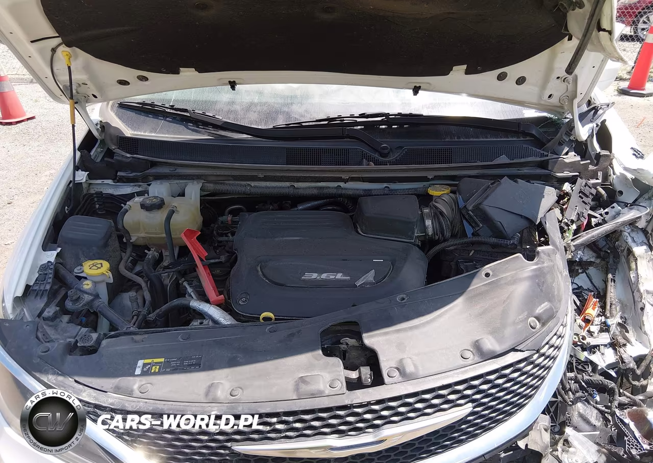 2018 Chrysler Pacifica Touring L Plus VIN:2C4RC1EG2JR144490 - 10
