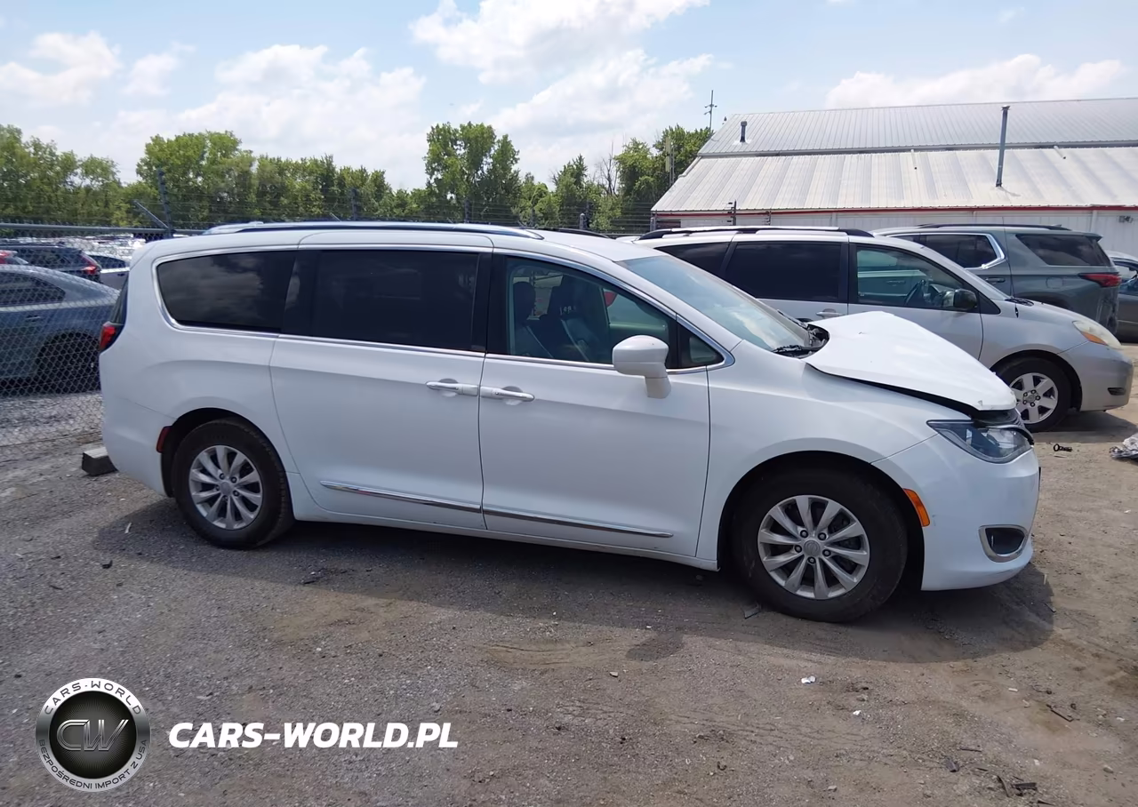2018 Chrysler Pacifica Touring L Plus VIN:2C4RC1EG2JR144490 - 13