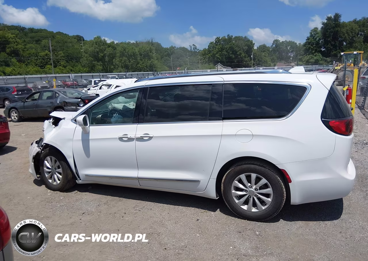 2018 Chrysler Pacifica Touring L Plus VIN:2C4RC1EG2JR144490 - 14