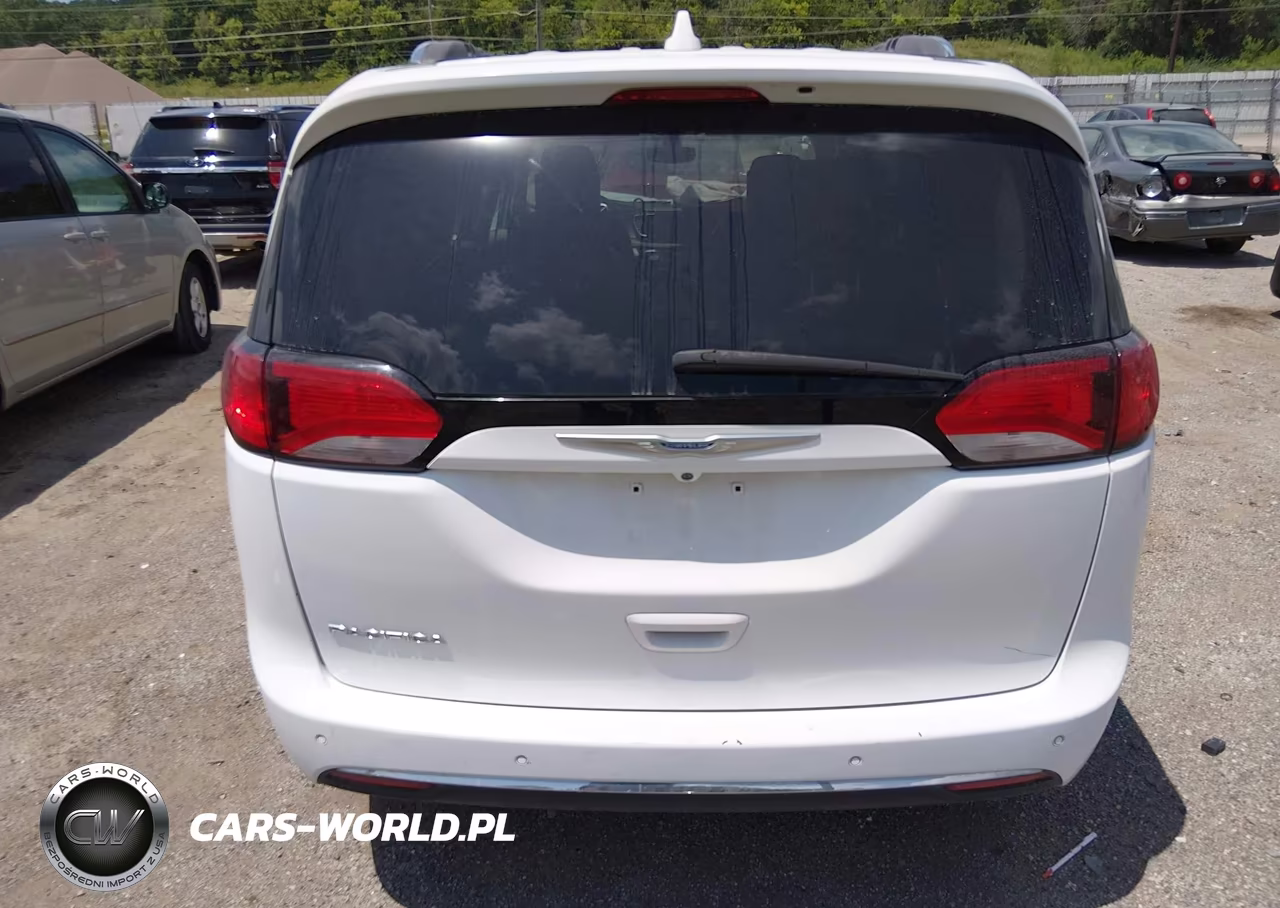 2018 Chrysler Pacifica Touring L Plus VIN:2C4RC1EG2JR144490 - 16