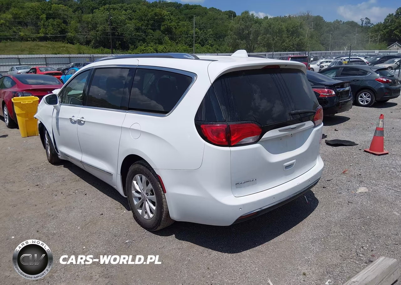 2018 Chrysler Pacifica Touring L Plus VIN:2C4RC1EG2JR144490 - 3