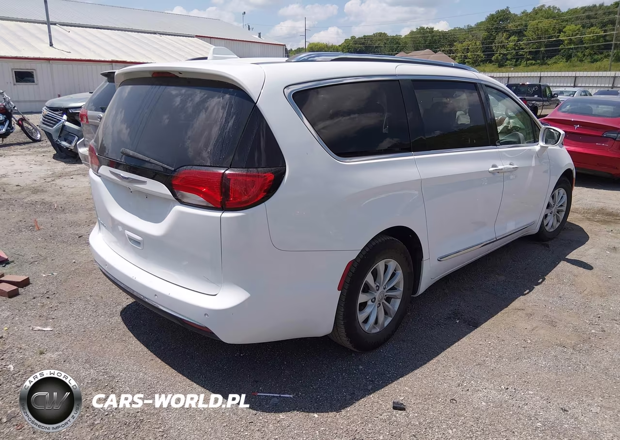 2018 Chrysler Pacifica Touring L Plus VIN:2C4RC1EG2JR144490 - 4