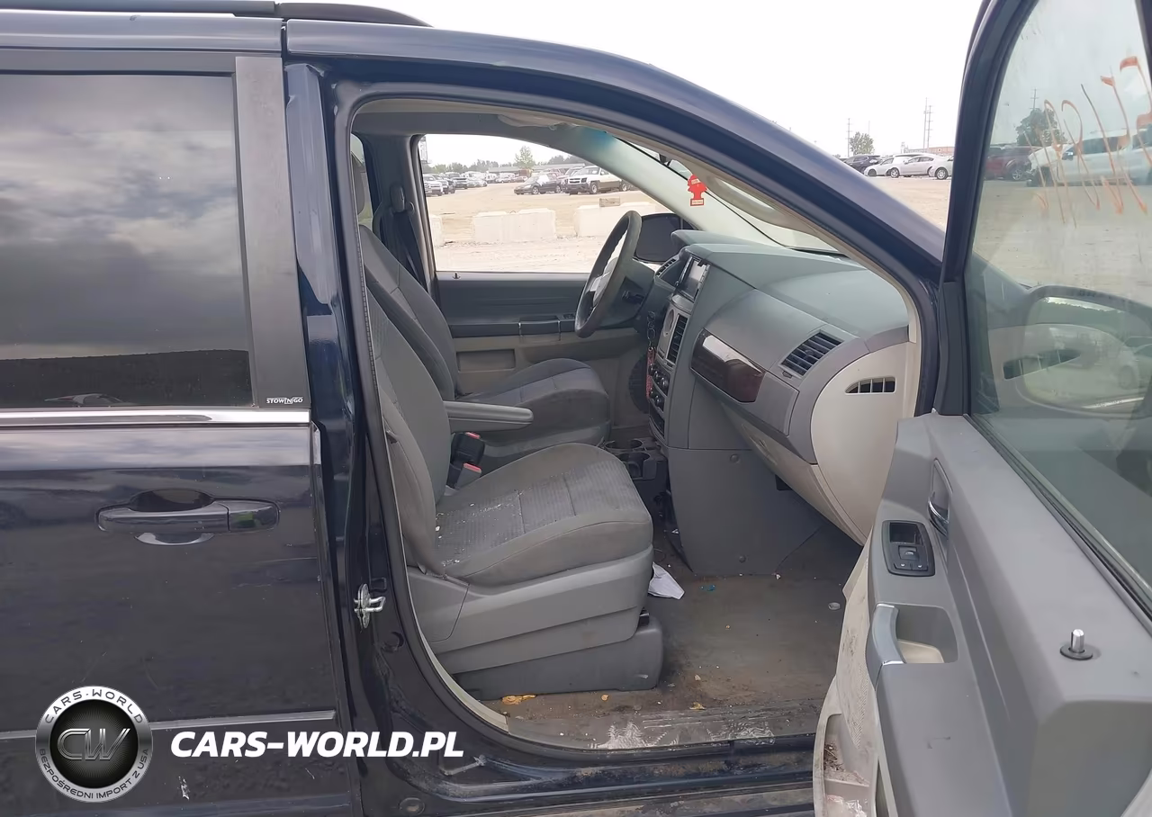 2010 Chrysler Town & Country New Lx VIN:2A4RR2D13AR338389 - 5