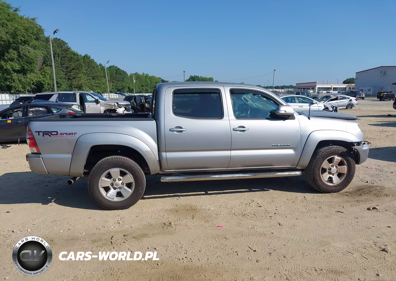 2015 Toyota Tacoma Base V6 VIN:3TMLU4EN7FM174702 - 14