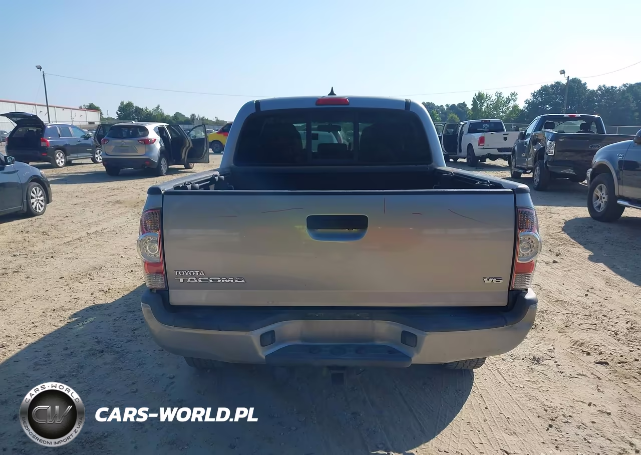 2015 Toyota Tacoma Base V6 VIN:3TMLU4EN7FM174702 - 17
