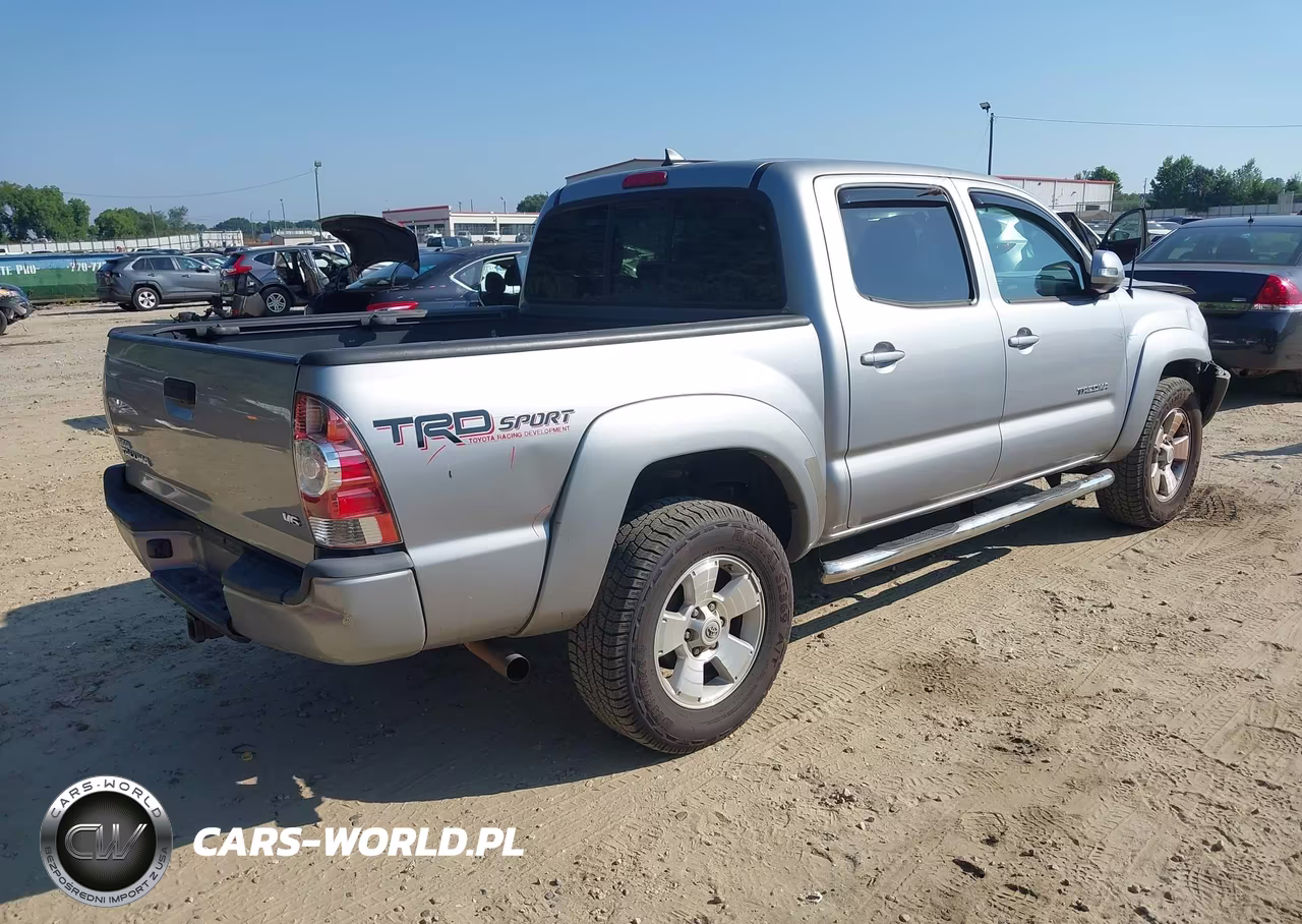 2015 Toyota Tacoma Base V6 VIN:3TMLU4EN7FM174702 - 4
