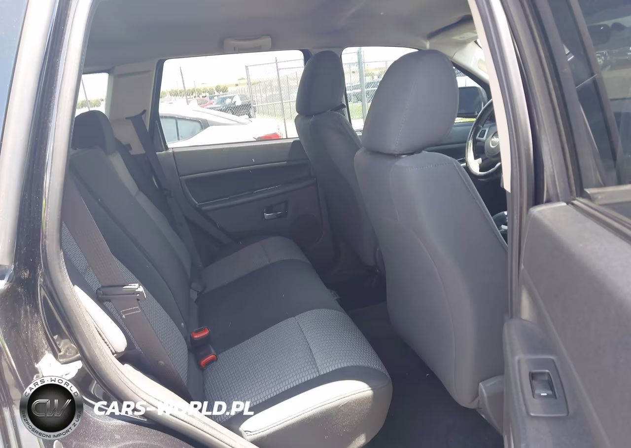2010 Jeep Grand Cherokee Laredo VIN:1J4PS4GKXAC124309 - 8