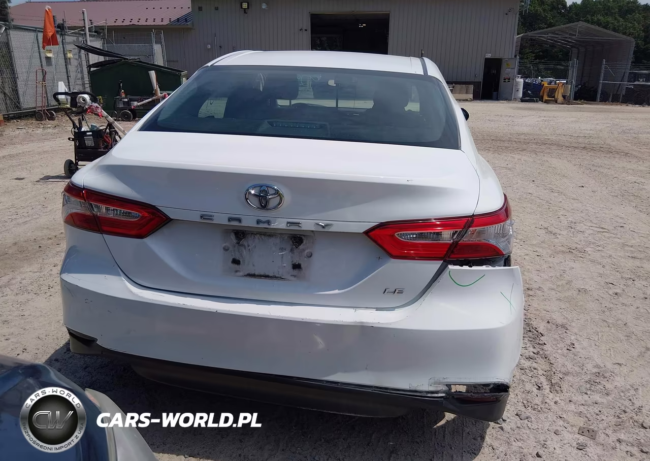 2018 Toyota Camry Le VIN:4T1B11HK7JU091842 - 17