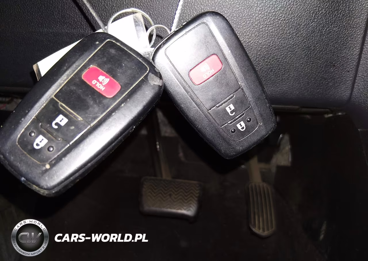 2018 Toyota Prius Three VIN:JTDKARFU7J3549179 - 11