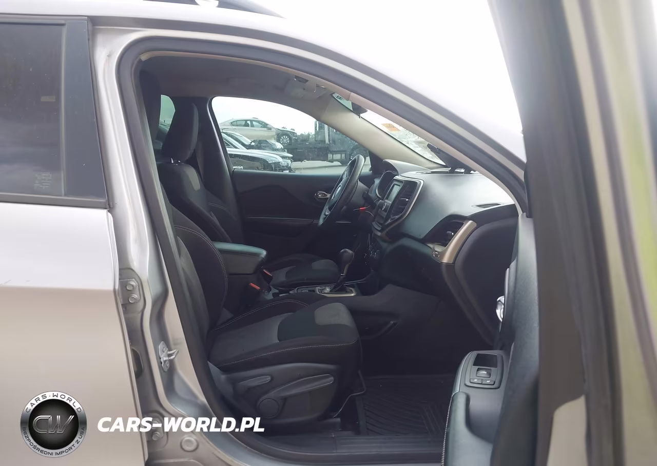 2015 Jeep Cherokee Sport VIN:1C4PJLAB5FW684000 - 5
