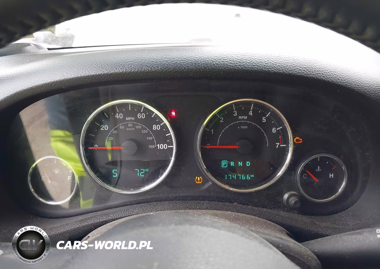 2015 Jeep Wrangler Unlimited Sport VIN:1C4BJWDG2FL768103 - 7