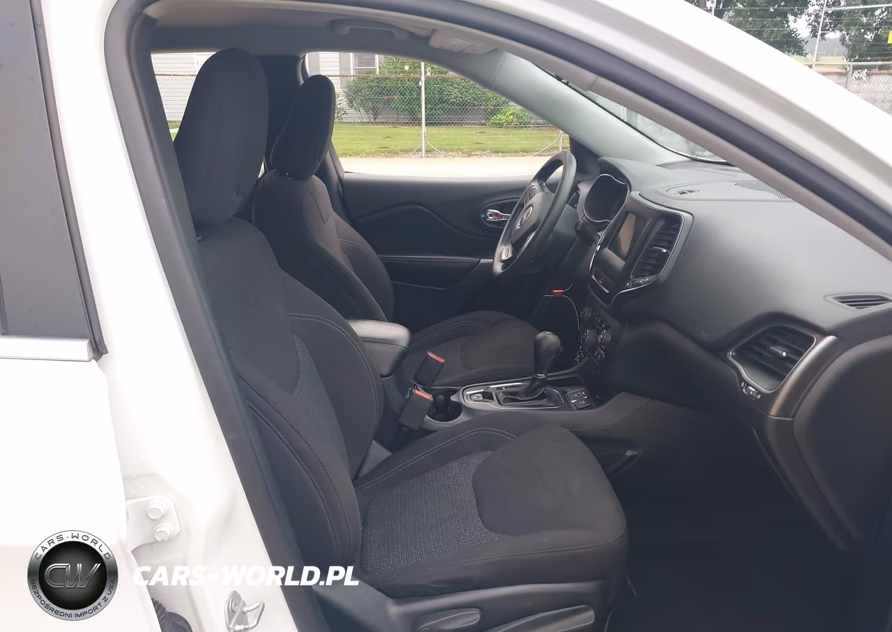 2019 Jeep Cherokee Latitude Fwd VIN:1C4PJLCB0KD444226 - 5