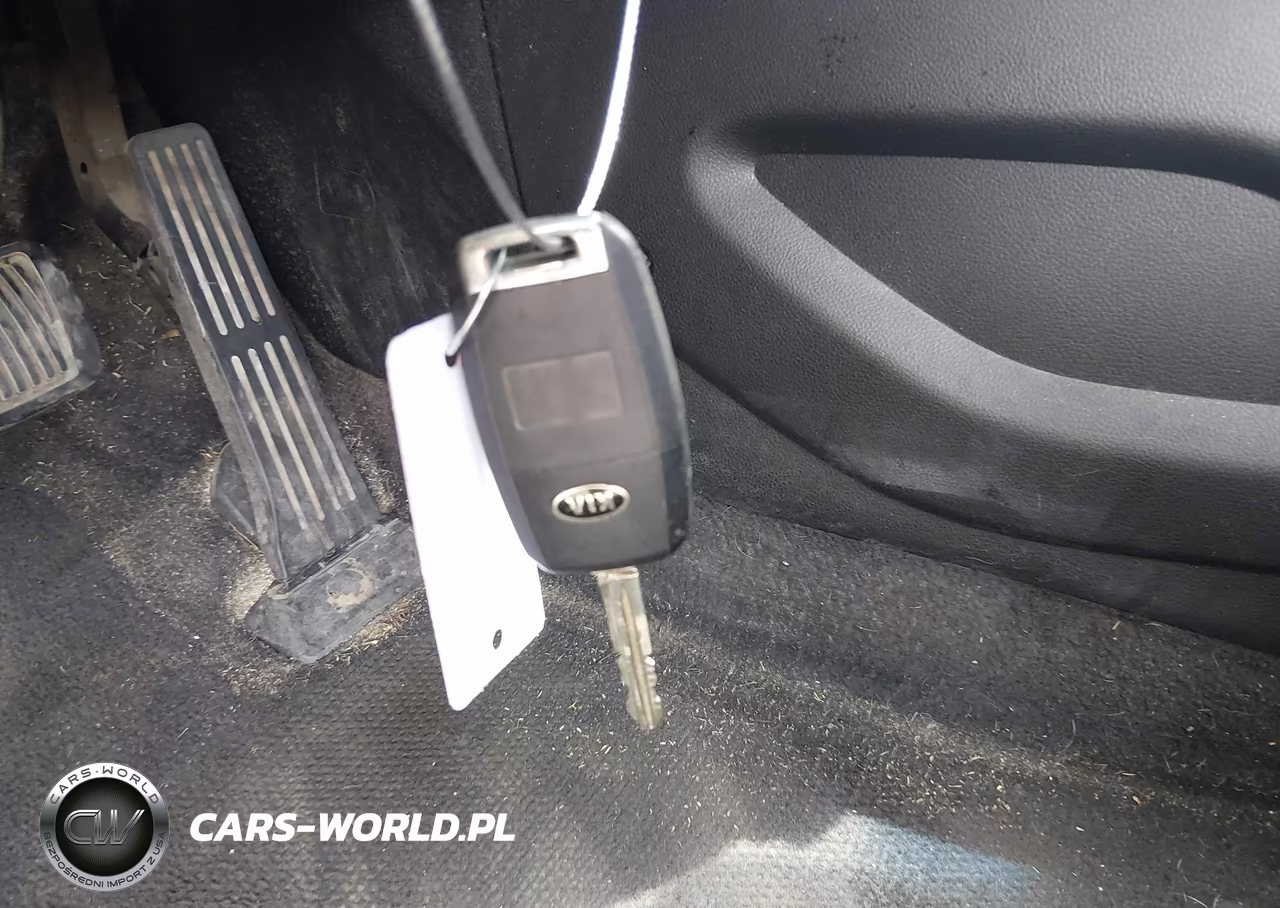 2018 Kia Forte S VIN:3KPFL4A76JE224936 - 11