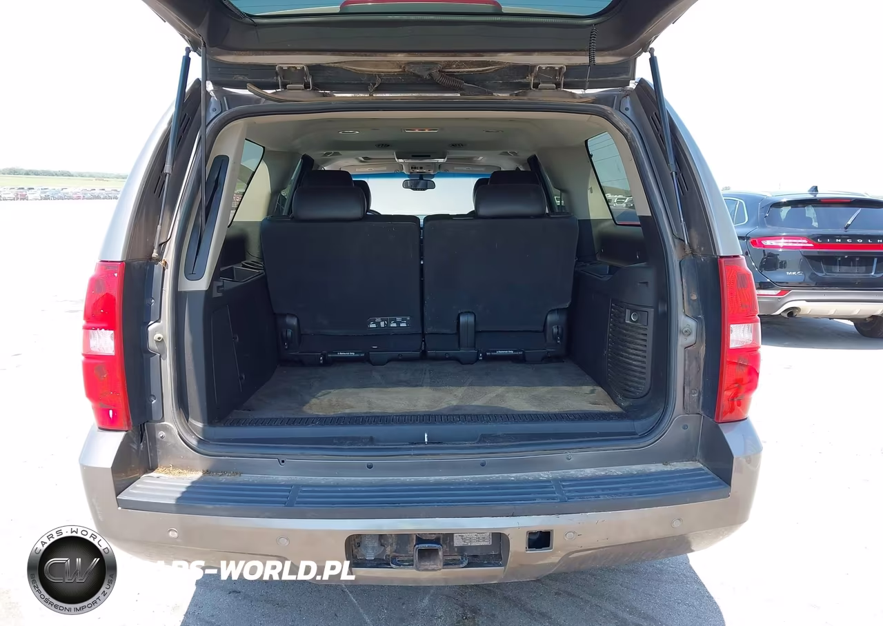 2011 Chevrolet Suburban Lt VIN:1GNSKJE32BR285737 - 17