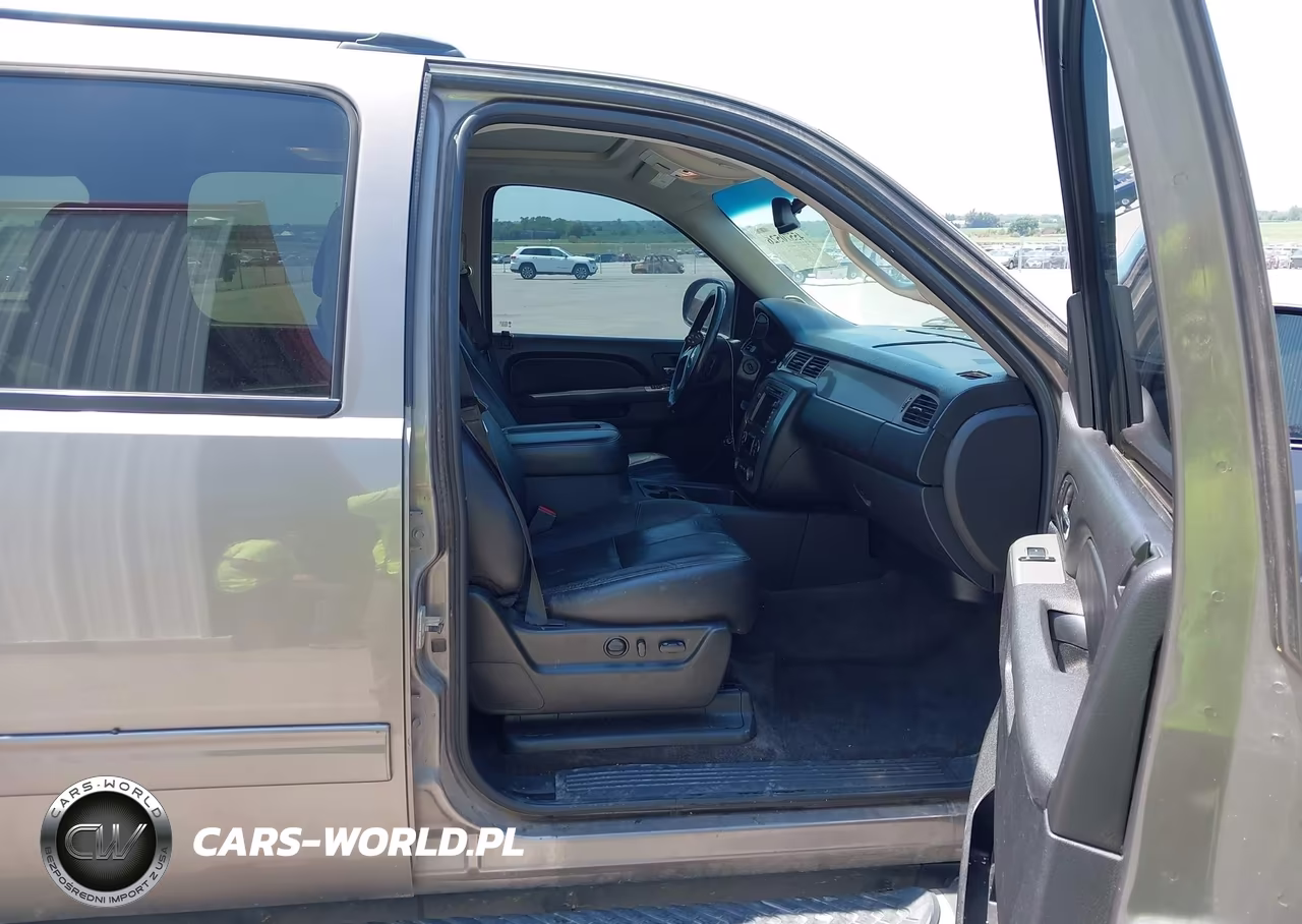 2011 Chevrolet Suburban Lt VIN:1GNSKJE32BR285737 - 5