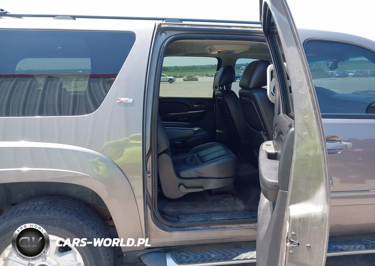 2011 Chevrolet Suburban Lt VIN:1GNSKJE32BR285737 - 8