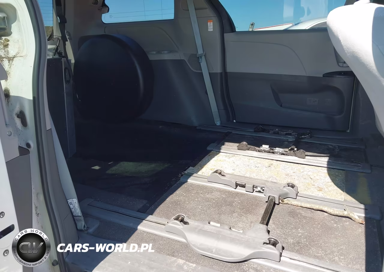 2017 Toyota Sienna L 7 Passenger VIN:5TDZZ3DC9HS876027 - 8