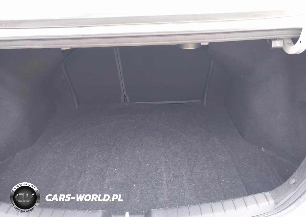 2018 Hyundai Elantra Sport VIN:KMHD04LB6JU483117 - 18