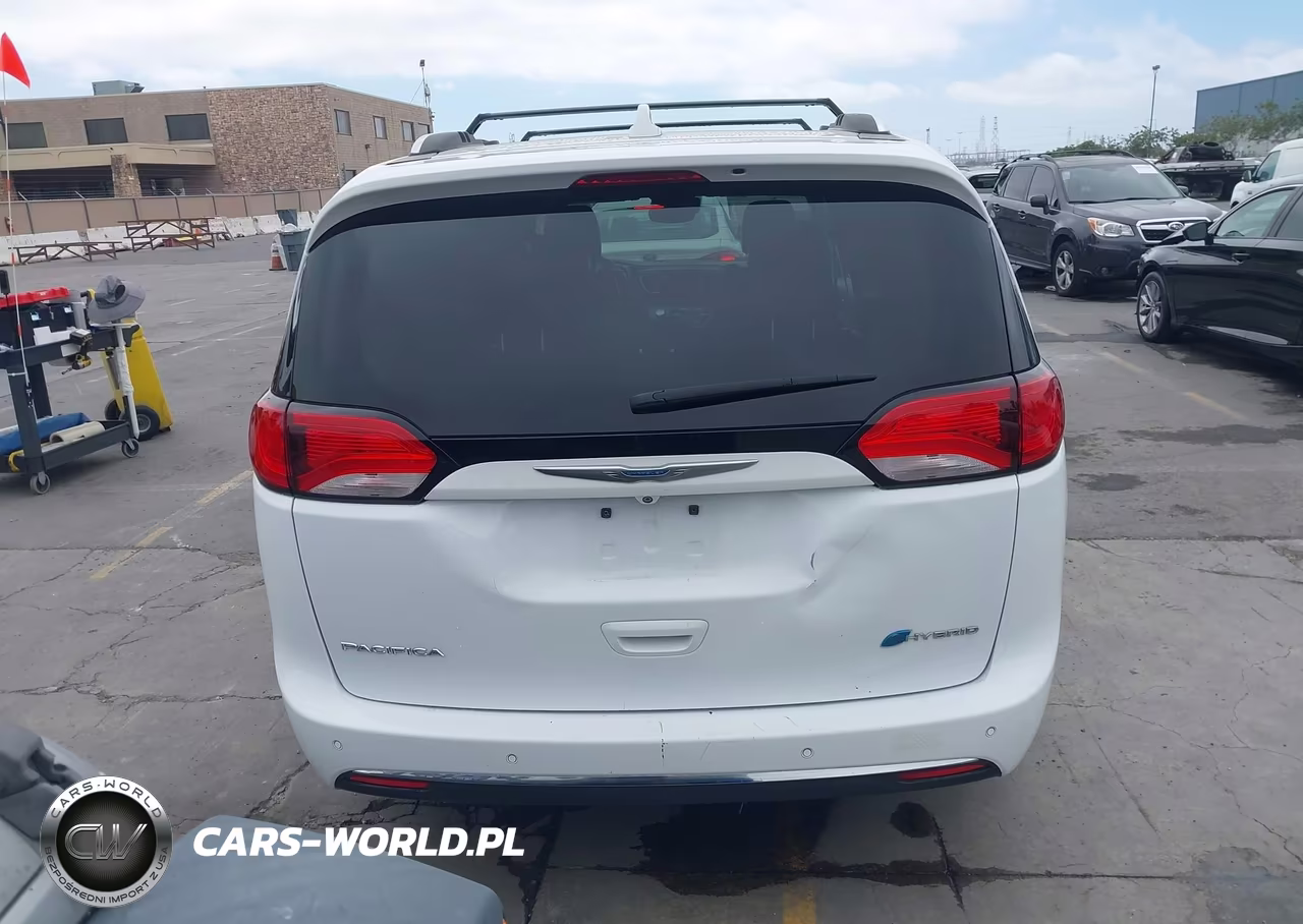 2018 Chrysler Pacifica Hybrid Limited VIN:2C4RC1N71JR107124 - 17