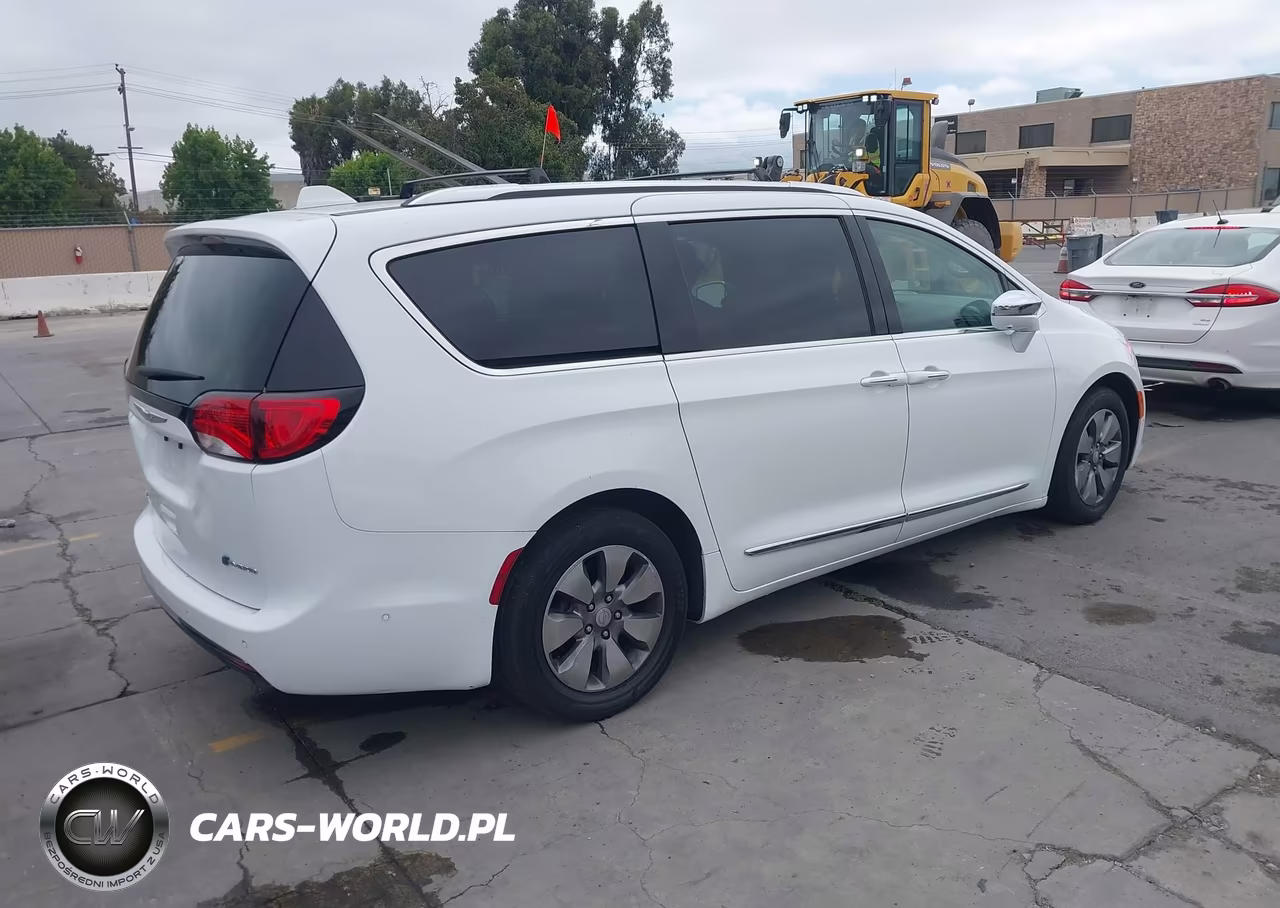 2018 Chrysler Pacifica Hybrid Limited VIN:2C4RC1N71JR107124 - 4