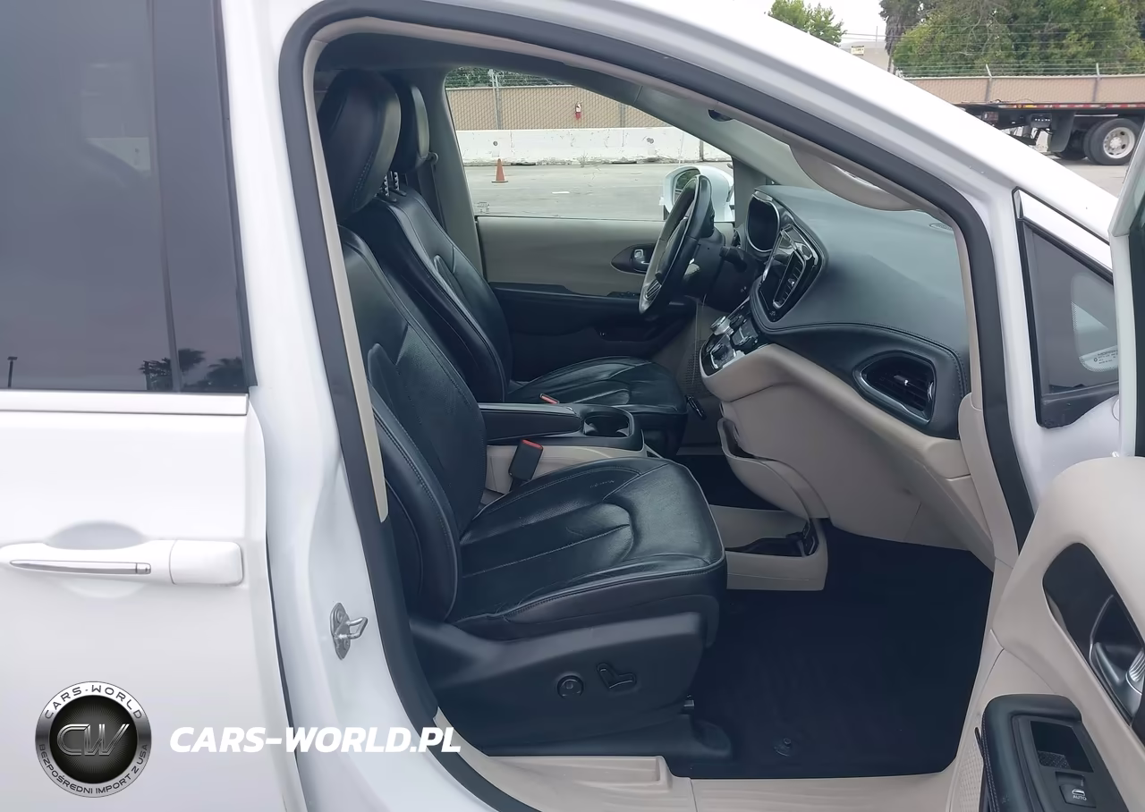 2018 Chrysler Pacifica Hybrid Limited VIN:2C4RC1N71JR107124 - 5
