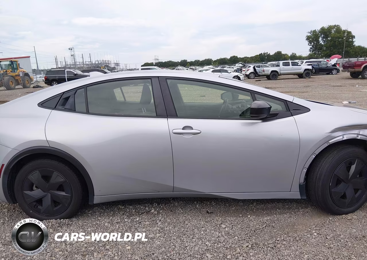2024 Toyota Prius Le VIN:JTDACAAU3R3025781 - 13