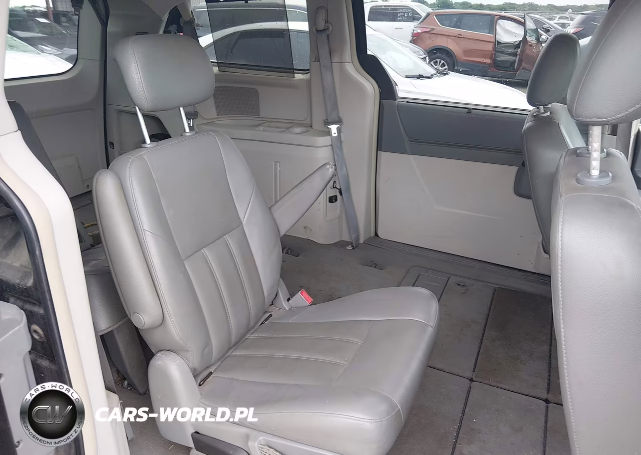 2008 Chrysler Town & Country Touring VIN:2A8HR54P68R738067 - 8