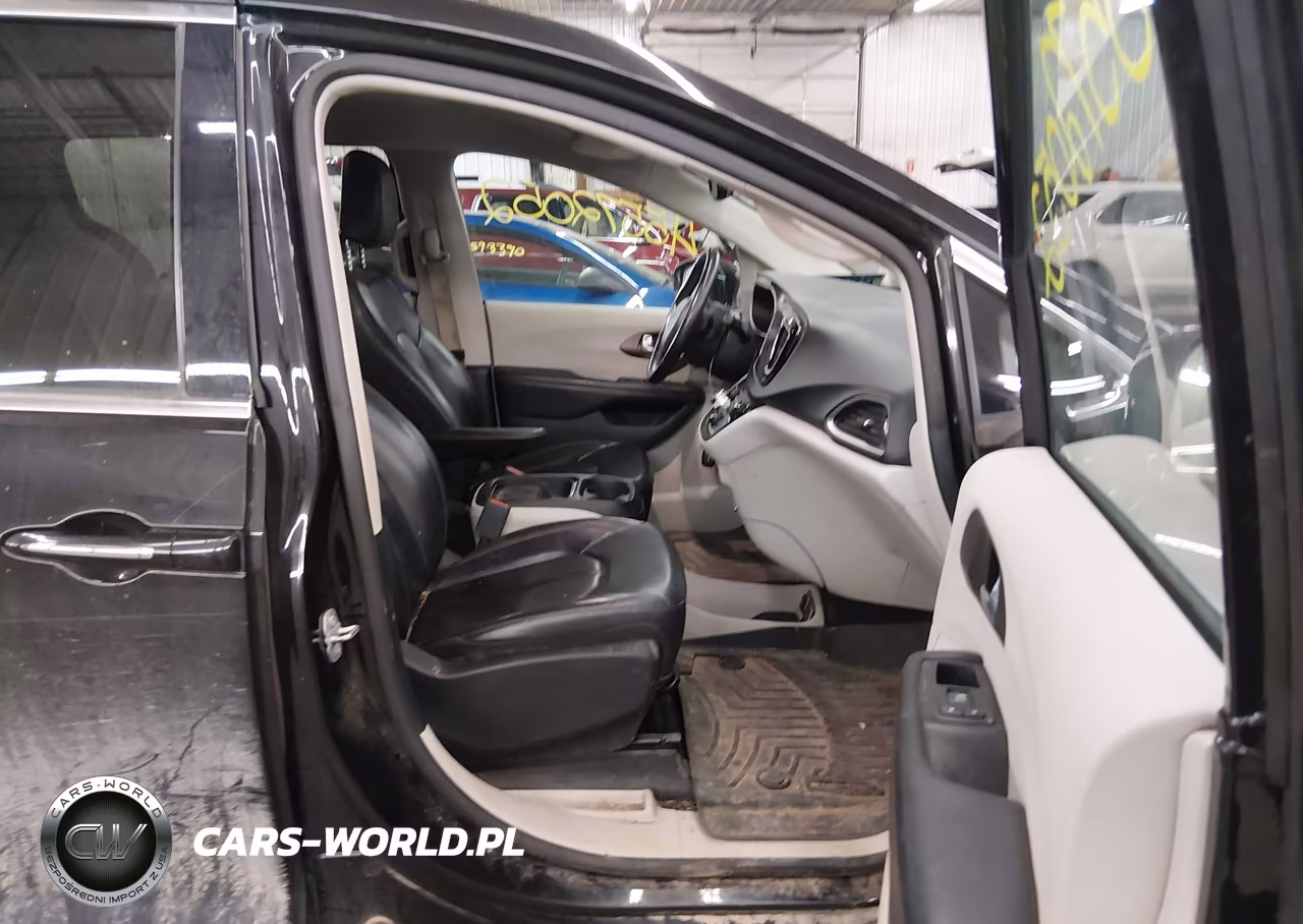 2017 Chrysler Pacifica Touring-L VIN:2C4RC1BG8HR523864 - 5