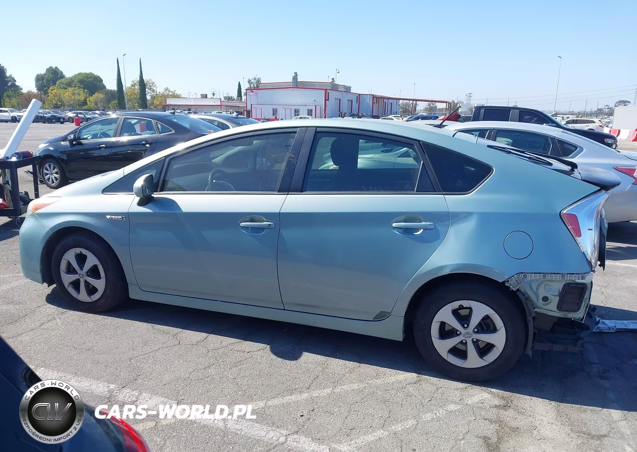 2015 Toyota Prius Two VIN:JTDKN3DU2F1881599 - 15