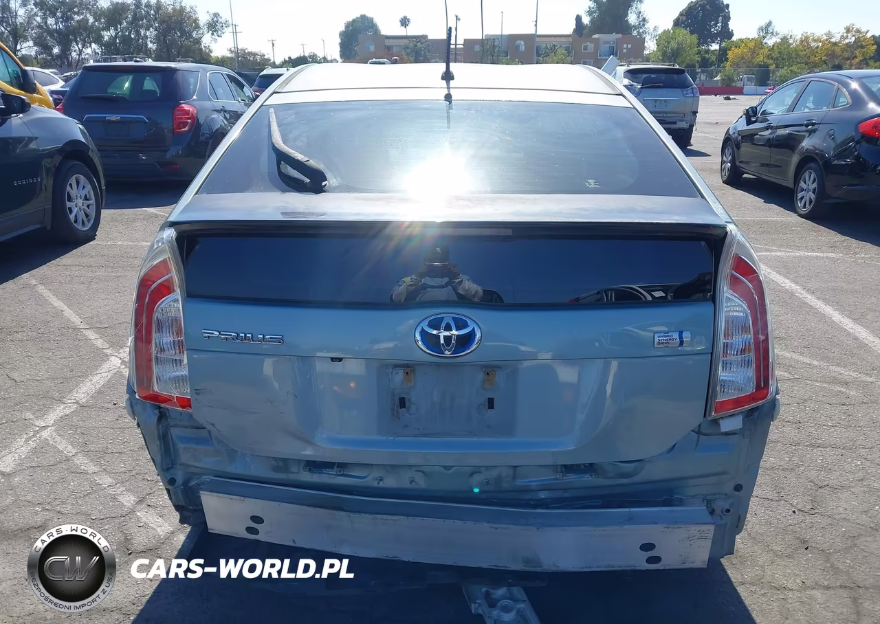 2015 Toyota Prius Two VIN:JTDKN3DU2F1881599 - 17