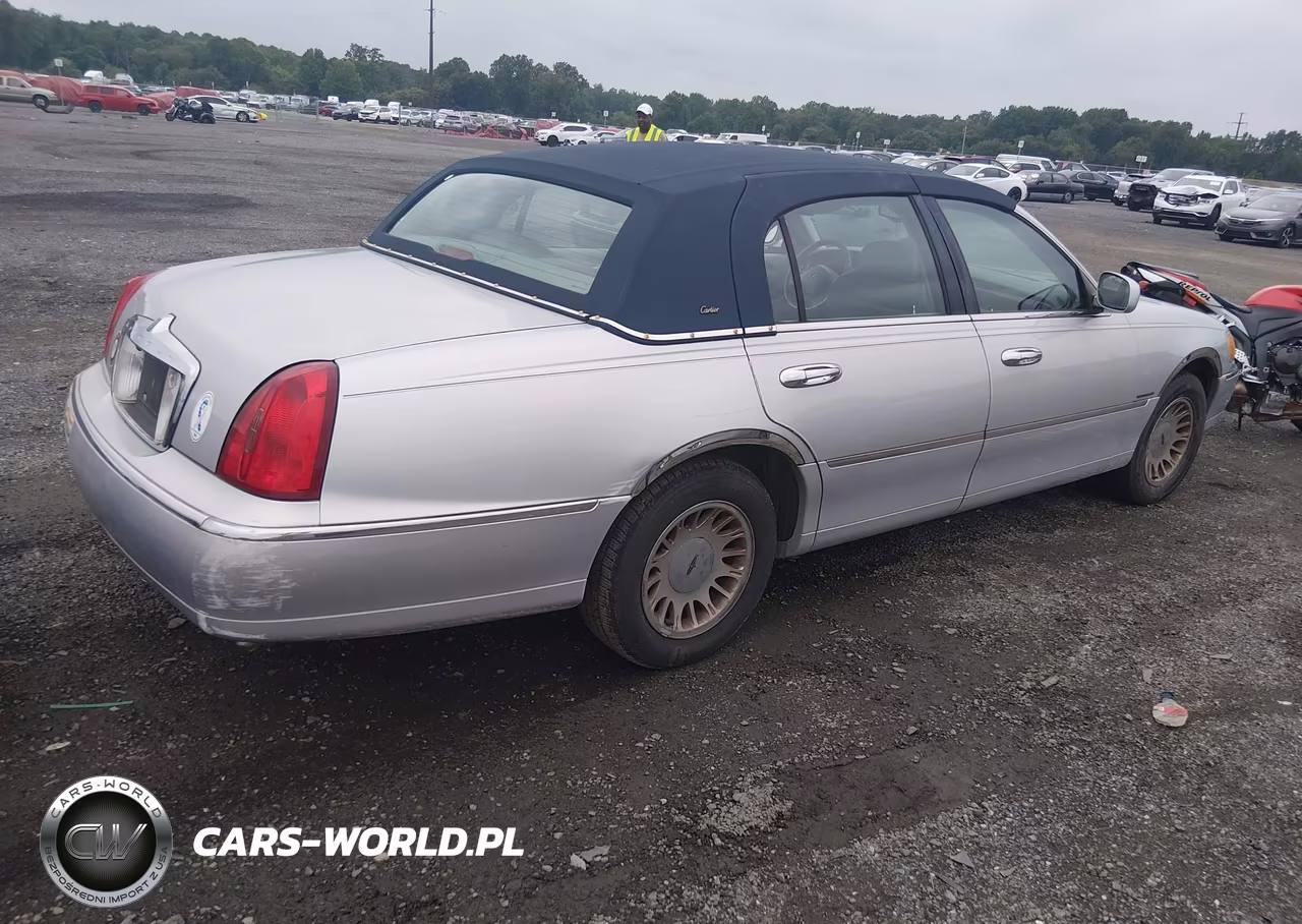 1999 Lincoln Town Car Cartier VIN:1LNHM83W6XY662355 - 4