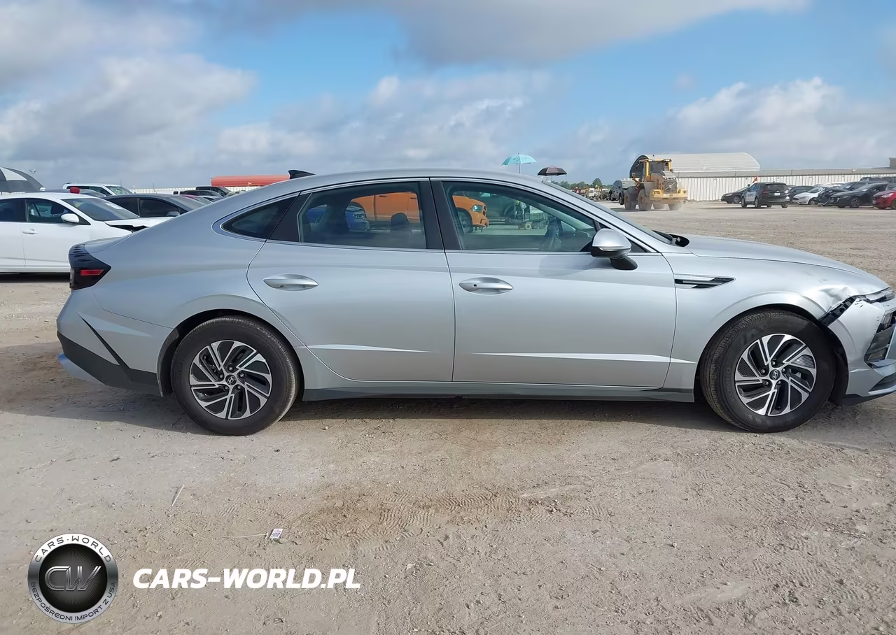 2026 Hyundai Sonata Hybrid Blue VIN:KMHL24JJ0TA145197 - 13