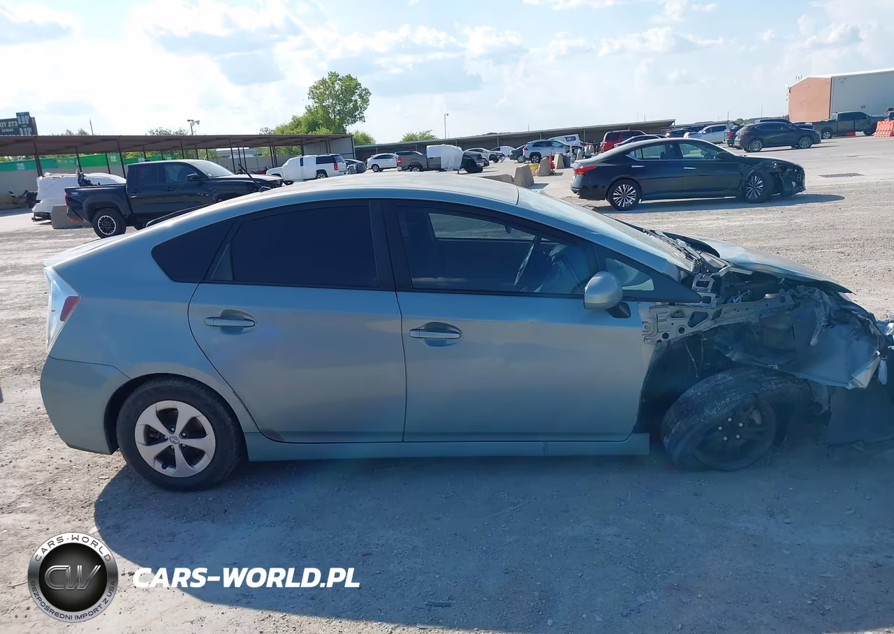 2015 Toyota Prius Two VIN:JTDKN3DU6F1958426 - 13