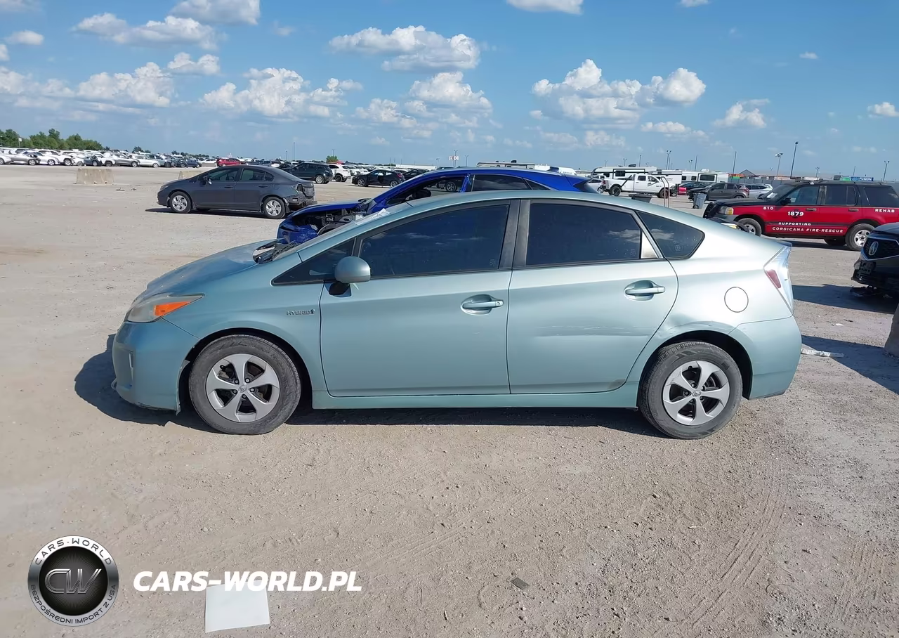 2015 Toyota Prius Two VIN:JTDKN3DU6F1958426 - 14