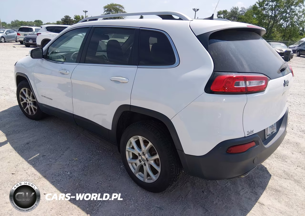 2016 Jeep Cherokee Latitude VIN:1C4PJLCBXGW201065 - 3