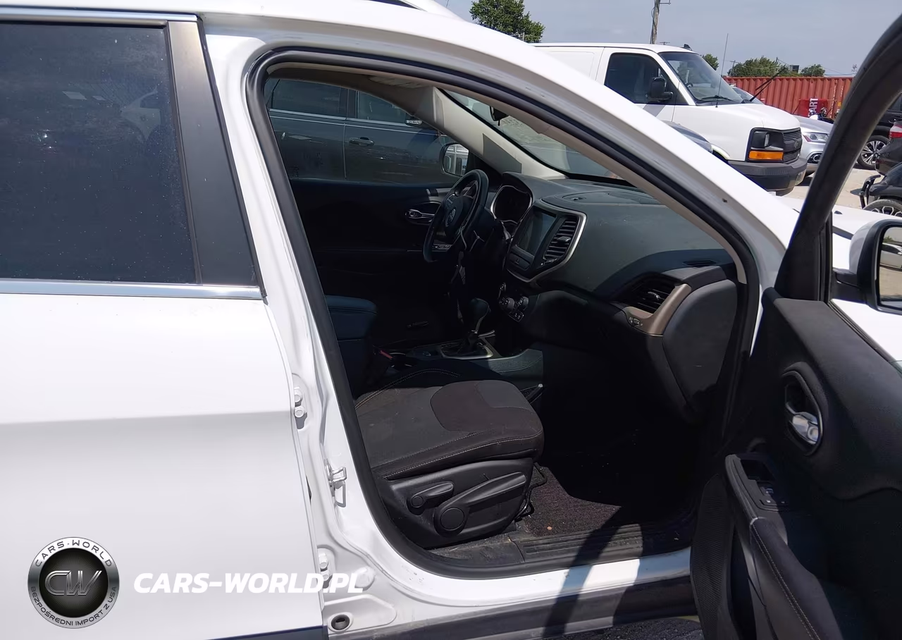 2016 Jeep Cherokee Latitude VIN:1C4PJLCBXGW201065 - 5