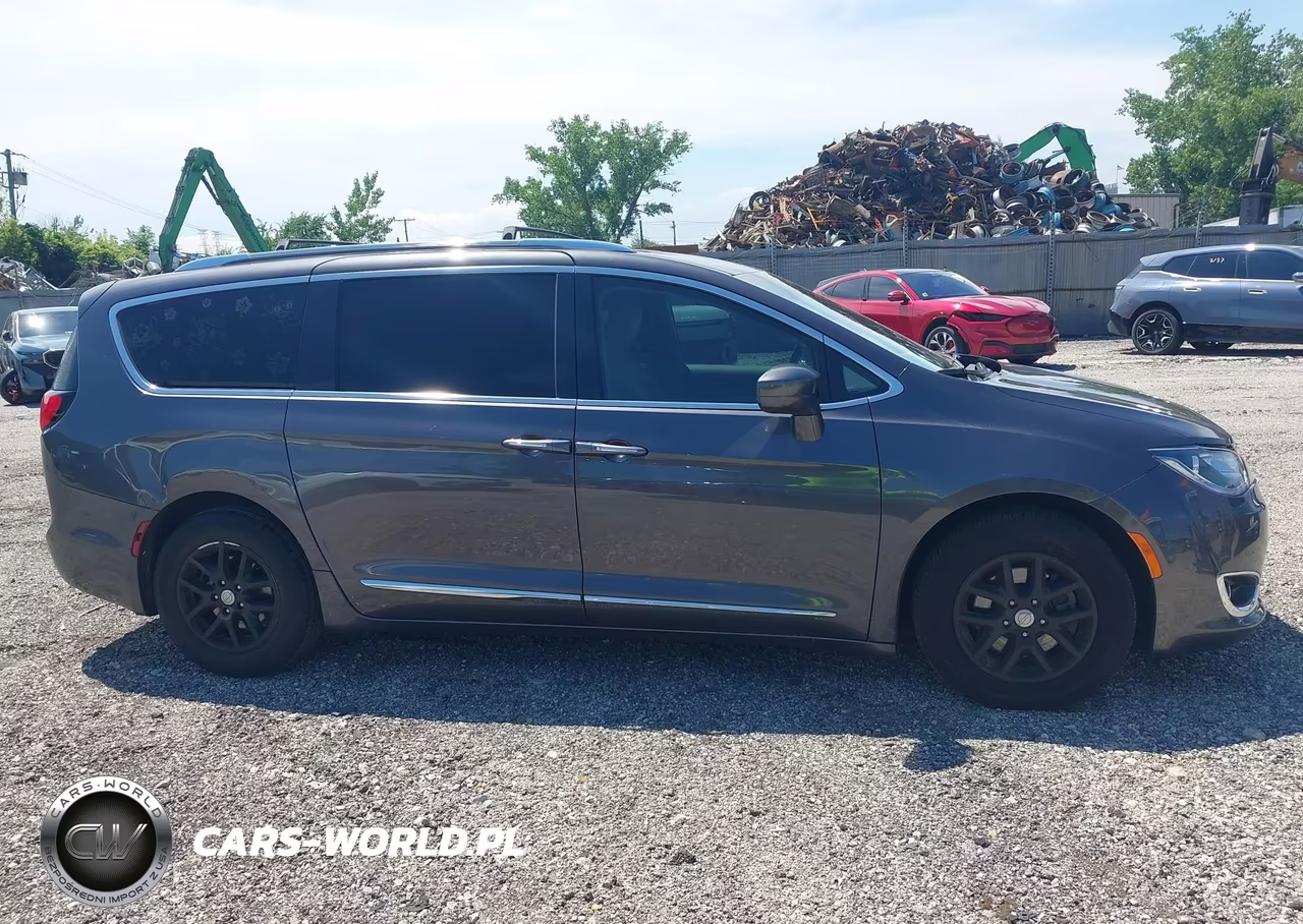 2020 Chrysler Pacifica Touring L VIN:2C4RC1BGXLR269003 - 13
