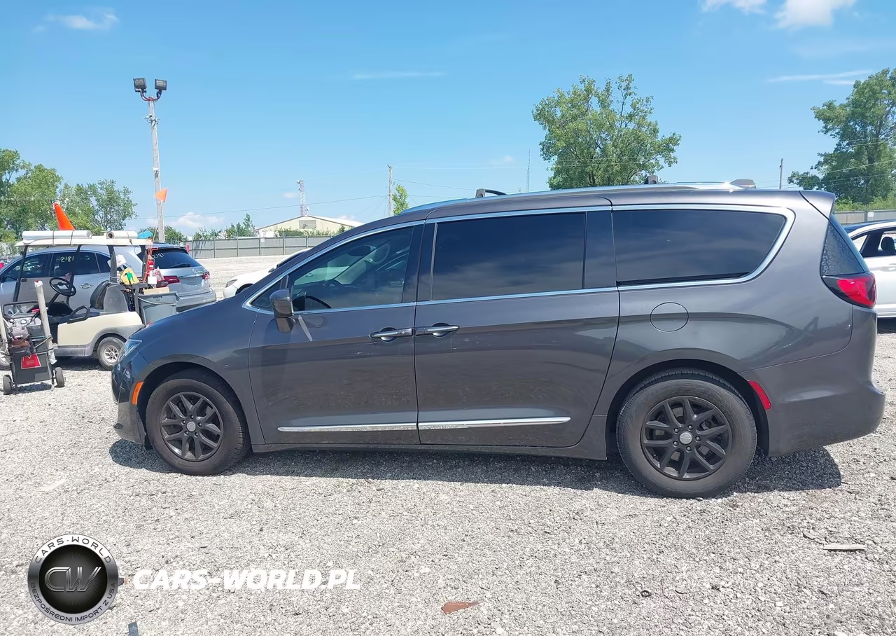 2020 Chrysler Pacifica Touring L VIN:2C4RC1BGXLR269003 - 14