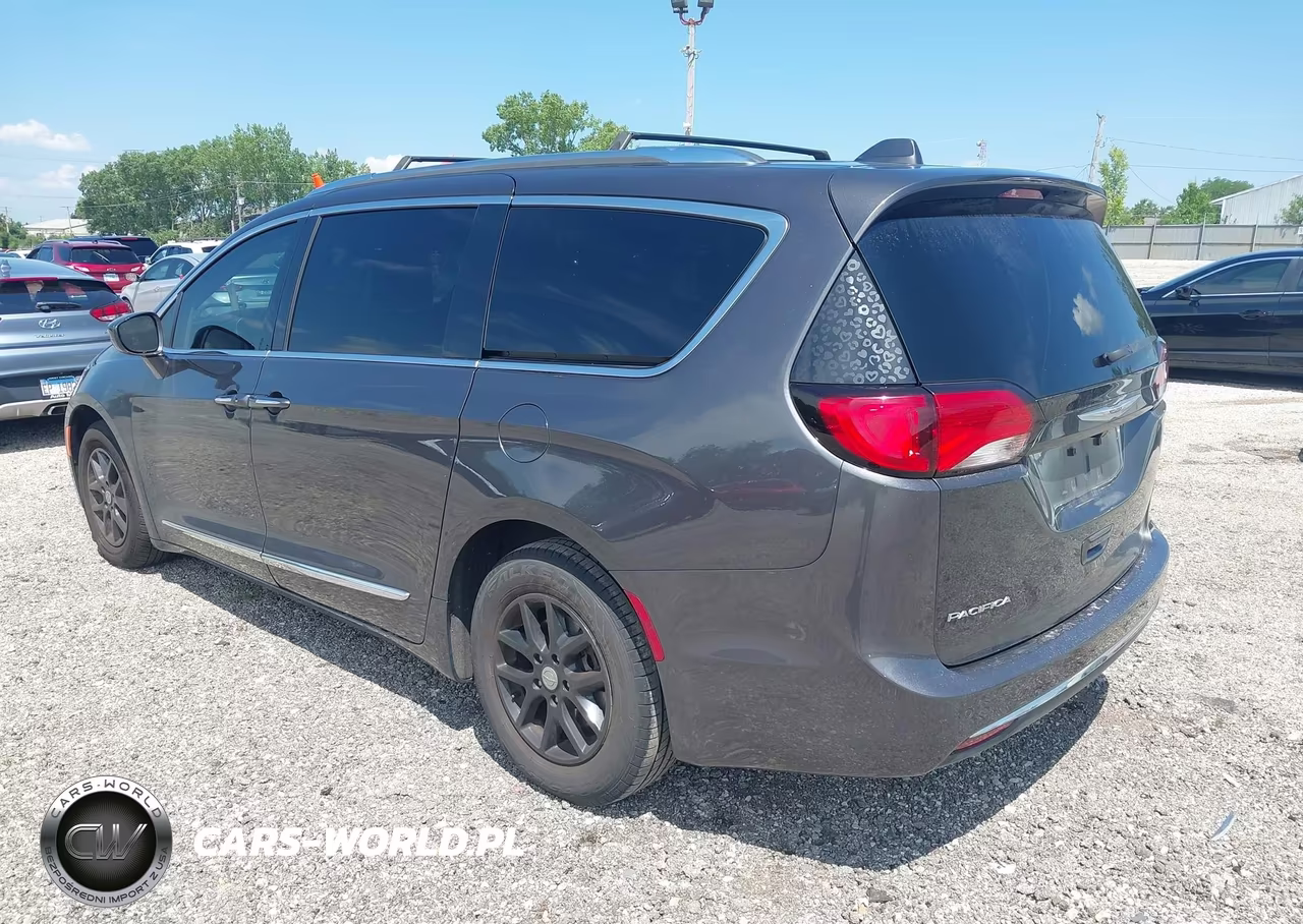 2020 Chrysler Pacifica Touring L VIN:2C4RC1BGXLR269003 - 3