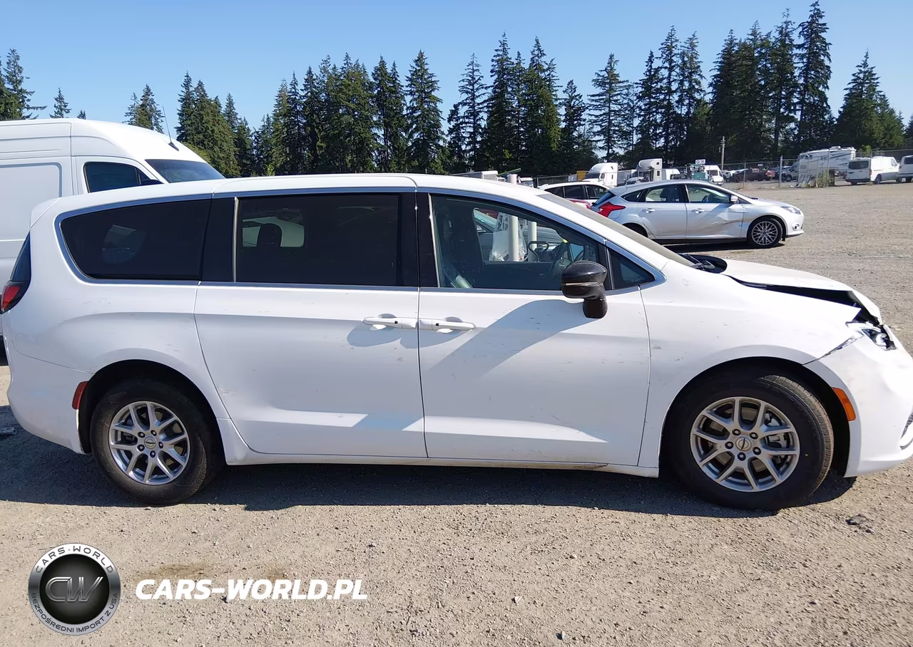 2025 Chrysler Pacifica Select VIN:2C4RC1BG5SR539060 - 13