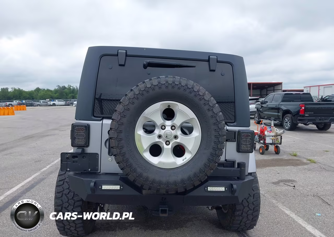 2013 Jeep Wrangler Unlimited Sahara VIN:1C4HJWEG8DL652152 - 17