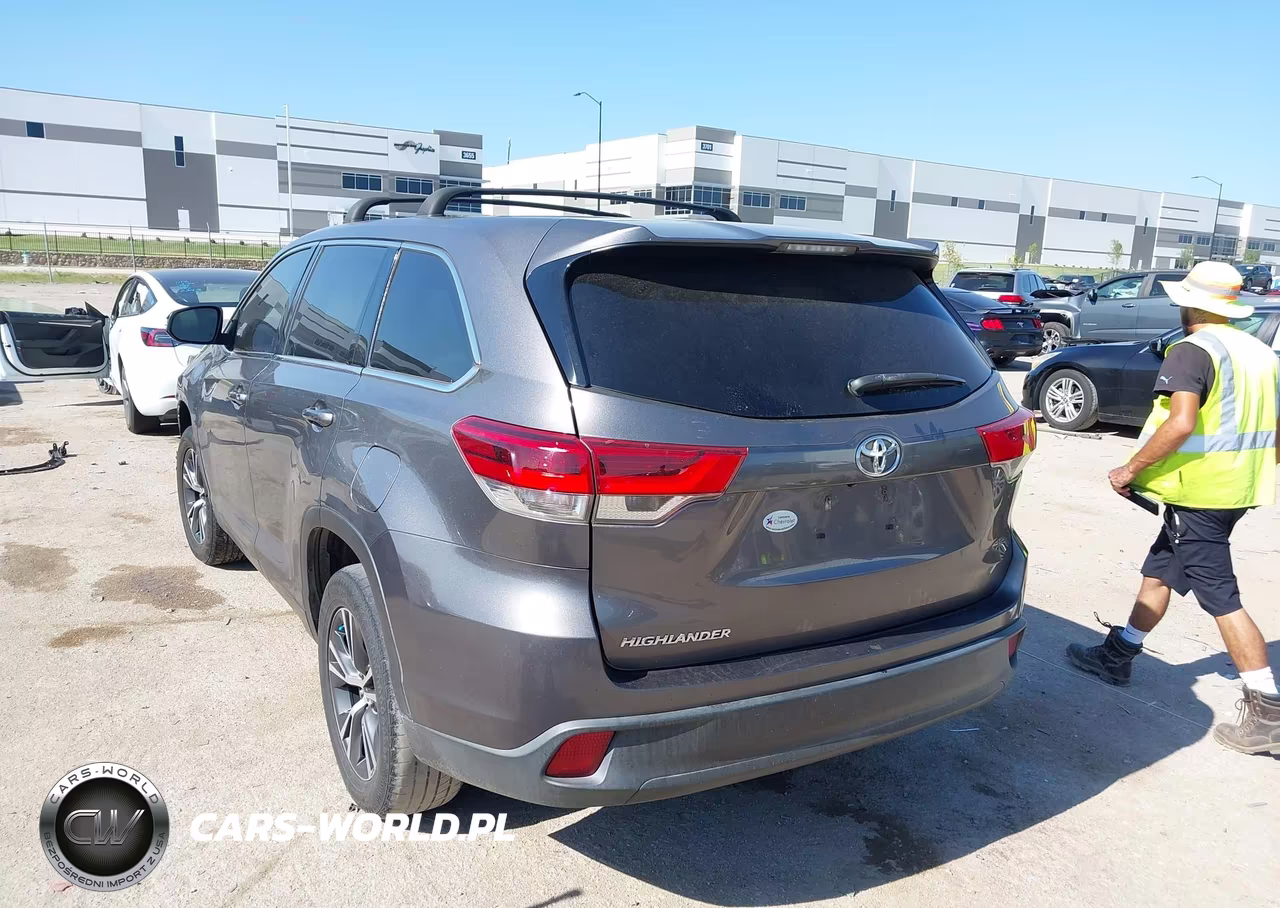 2017 Toyota Highlander Le VIN:5TDZZRFH1HS197395 - 3
