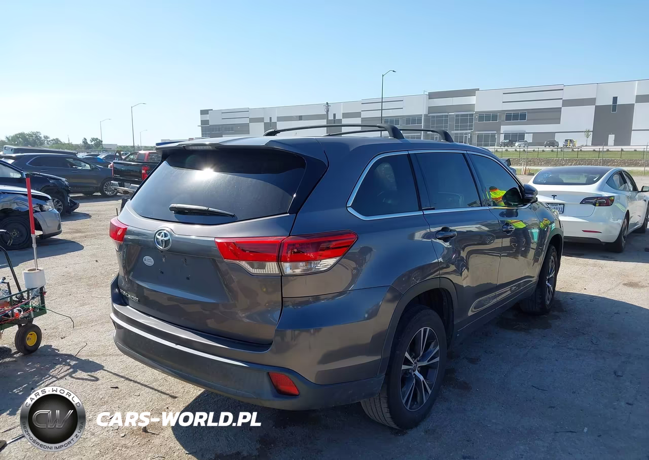 2017 Toyota Highlander Le VIN:5TDZZRFH1HS197395 - 4