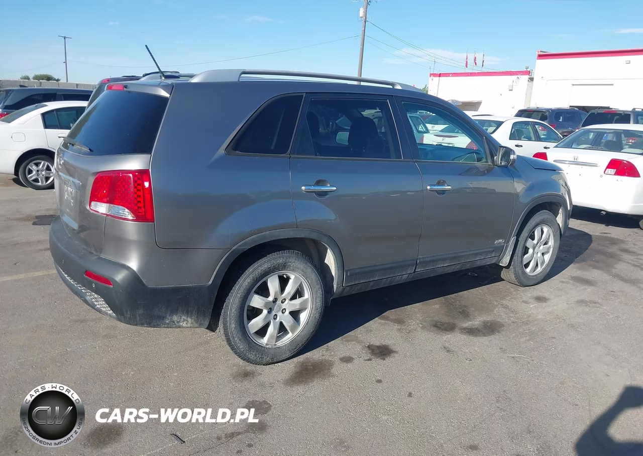2011 Kia Sorento Lx VIN:5XYKTDA18BG036952 - 4