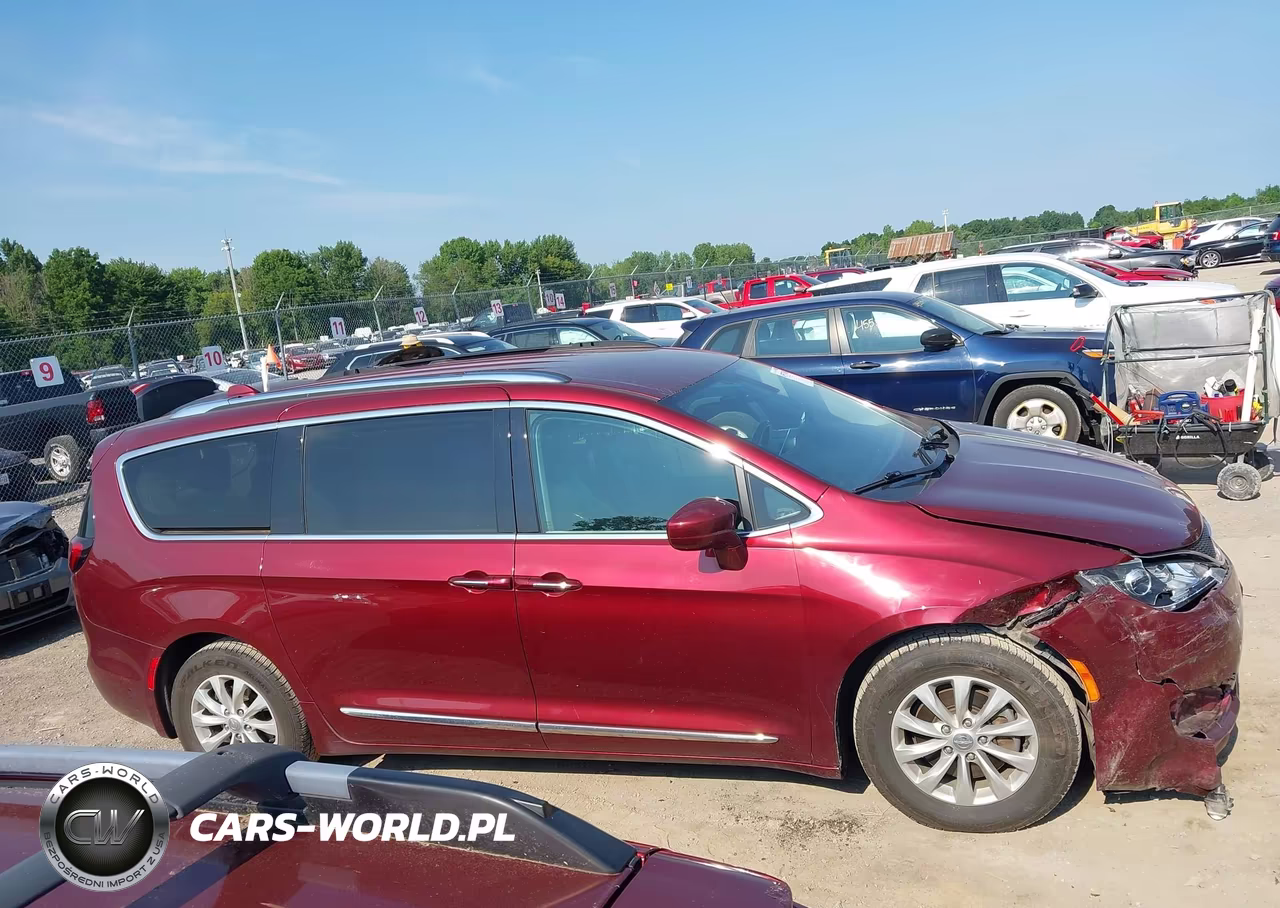 2019 Chrysler Pacifica Touring L VIN:2C4RC1BGXKR547865 - 14