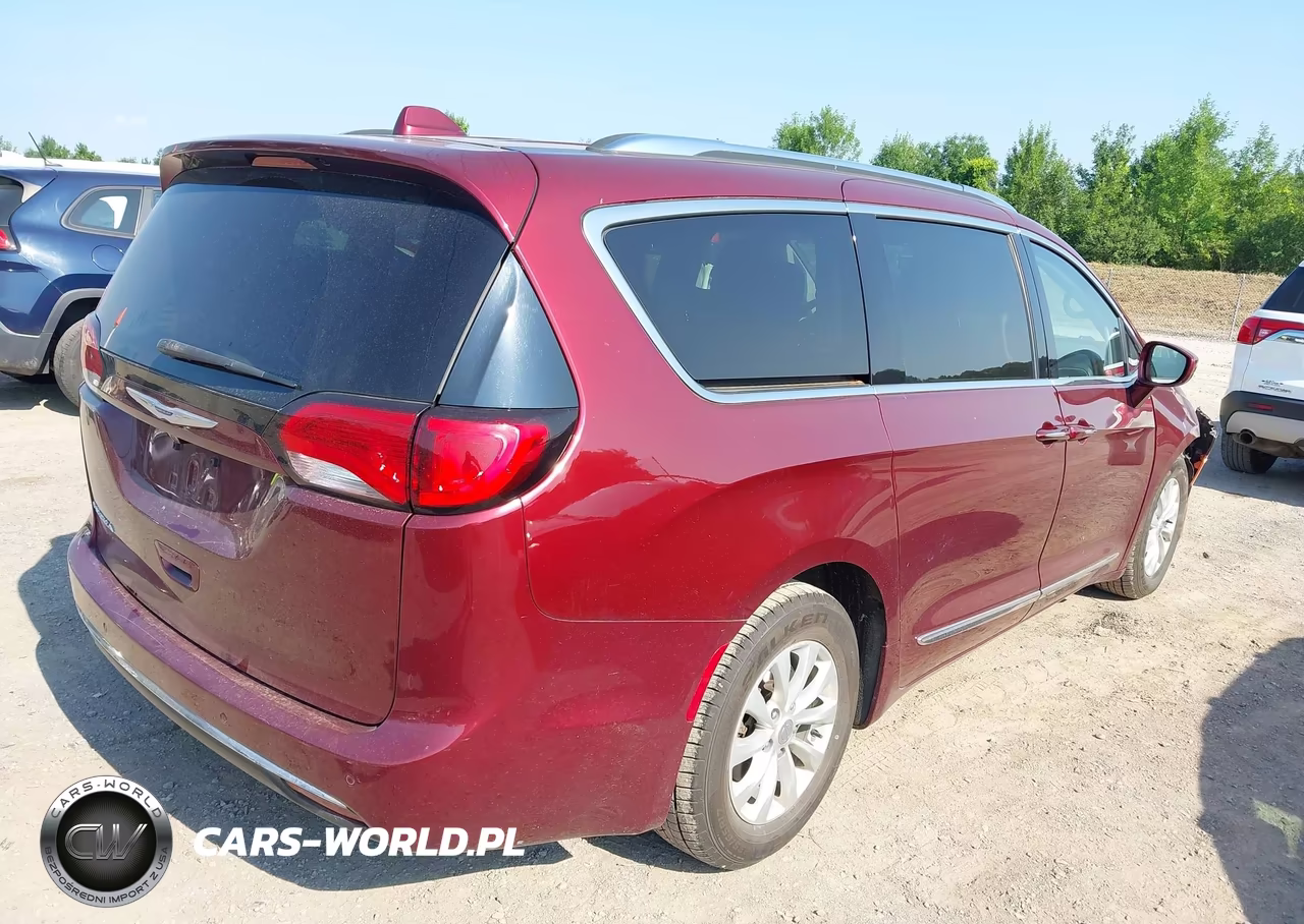 2019 Chrysler Pacifica Touring L VIN:2C4RC1BGXKR547865 - 4
