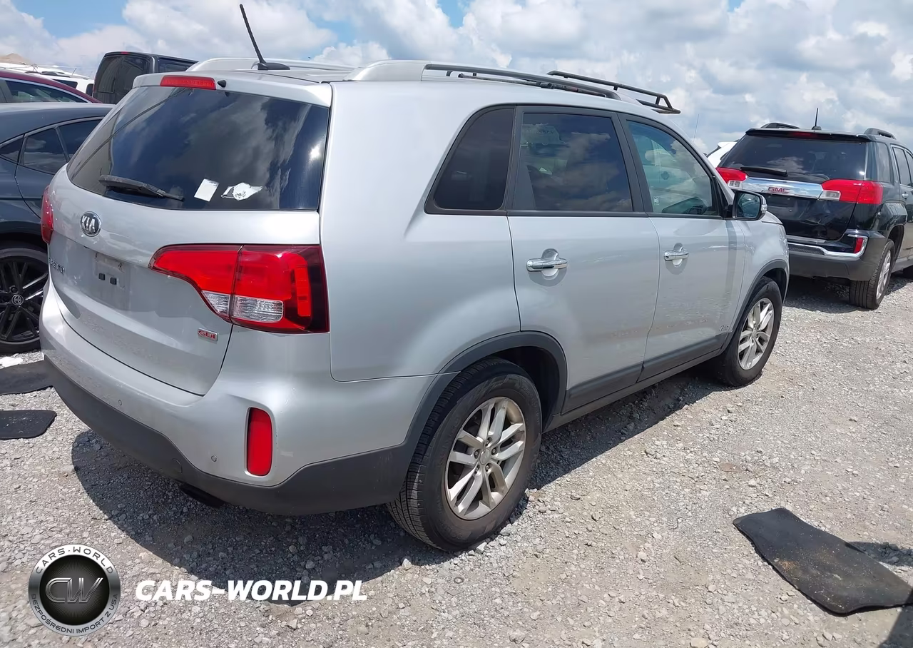 2015 Kia Sorento Lx VIN:5XYKTCA61FG585176 - 4