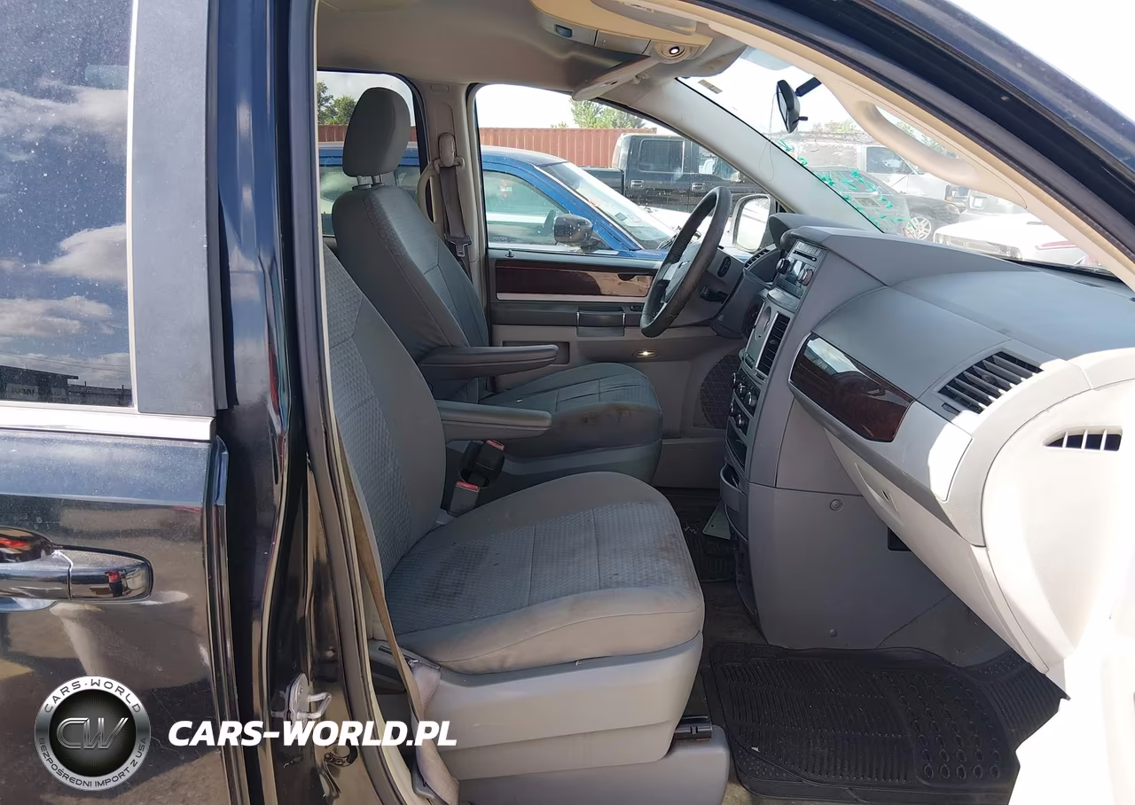 2010 Chrysler Town & Country Touring VIN:2A4RR5D17AR266078 - 5
