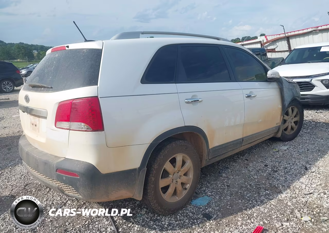 2013 Kia Sorento Lx VIN:5XYKTCA66DG415036 - 4