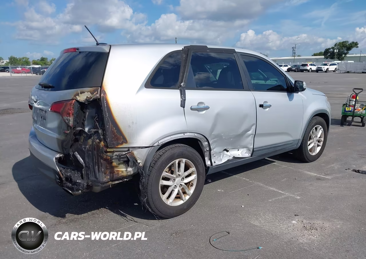 2014 Kia Sorento Lx VIN:5XYKT3A68EG477264 - 4